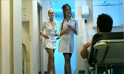 Русская девушка проходит медосмотр с красивой медичкой блондинкой