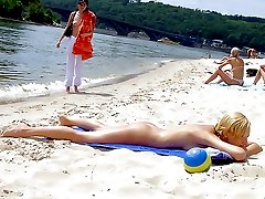 Young teen nudist doesnt hide her sexy naked body
