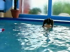 verrücktes junges mädchen im schwimmbad gefickt
