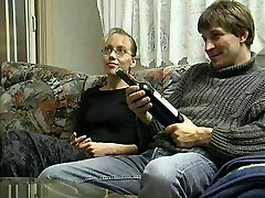 junges paar in den 90ern auf der couch gefickt