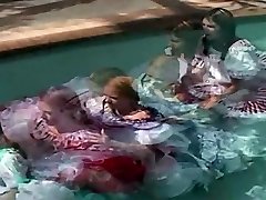 Sqaure Dance Petticoat Pron in den pool
