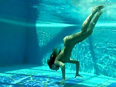 Fantastic Russian-French sex addict Anna Zlatavlaska and her awesome underwater solo