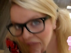 mignonne fille blonde se fait baiser à l'école uniforme grosse giclée de sperme sur ses lunettes!!!