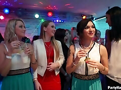 unglaublich gefräßige blowjobs werden von einigen tanzenden königinnen im club gegeben