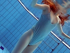 Szczupła, piękna Либуше kąpał się nago w basenie w pobudzających seks wideo