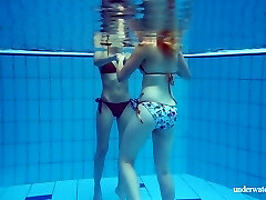 Super-hot chick Marusia and her best friend flash their mammories underwater