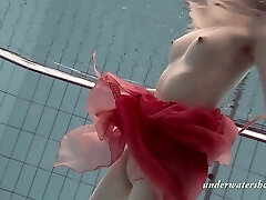 Slender beauty Katya Okuneva swimming in exciting Underwater show video