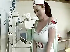 巨大的胸部护士