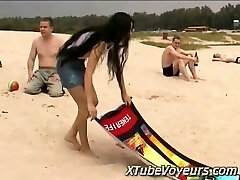 Горячая девушка снимает бикини на общественном пляже