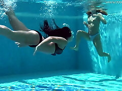 جسیکا و لیندسی شنا در استخر