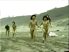 日本赤裸裸的女孩在海滩上运行
