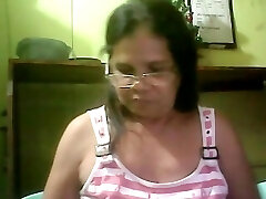 菲律宾的胖乎乎的老奶奶，显示我她的毛毛的阴部和胸部上skype