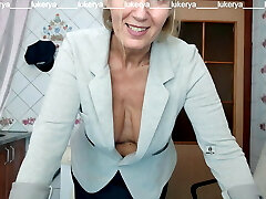 lukerya essaie une veste à une jupe, montre des seins nus