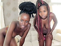 दो अफ्रीकी लड़कियों हस्तमैथुन