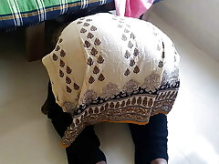 Desi Stepmom Gets Stuck While Sweeping Under The Bed When Stepson Fucks Her And Jism Out Her Big Rump - Family Sex Desi Stepmom Gets Stuck While Sweeping Under The Bed When Stepson Fucks Her And Jism Out Her Big Rump - Family Sex