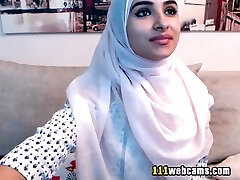 Amateur uber-sexy big culo arab teen camgirl posing in front of the webcam