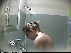 echa un vistazo a la cámara oculta de mi propia esposa dándose una ducha y mostrando las tetas