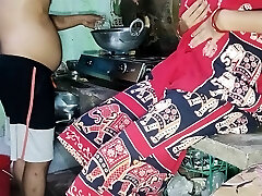 Indian bengali kitchen pe khana bana raha tha davor or vabi ko lagha  bang-out ki vuk davor ne mast choda vabi ko kitchen me