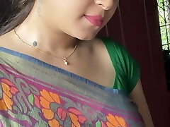 sexy Indian Aunty Beautiful Green Saree
