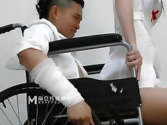 seksowna azjatycka pielęgniarka z gorącą bielizną uprawia ostry seks z pacjentem z dużym kutasem