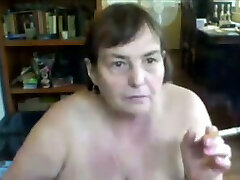 我是一个有着大而下垂的乳头的老太太，我喜欢在Skype上自慰