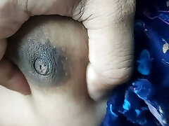 mi esposa vaishu's tetas y pezón de prensa