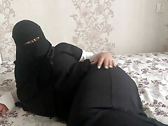Syrian milf in hijab faps hairy pussy to orgasm