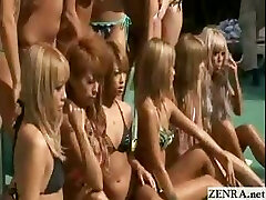 Opalona grupa japońskich nastolatków pozować topless basen sesji zdjęciowej