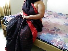 Tamil Real Granny ko bistar par tapa tap choda aur unki pod fat diya - Indian Hot old chick dressed in saree sans blouse