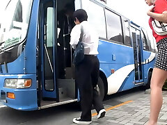 A Married Woman's Breasts Stick to a Student's Body on a Crowded Bus! The Wife's Sexual Desire Is Inflamed by the Lollipop