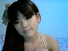 Japanische cutie Mina posiert für Ihre webcam zu zeigen Ihre kleinen