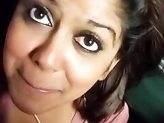 Desi Indian gives a scorching blowjob