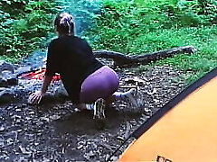 teen sesso nella foresta, in una tenda. video reale