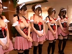 fünf japanische babes in kostümen mit großen titten zum spielen