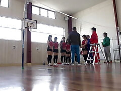 un club di pallavolo universitario di alcune donne a tokyo sta tenendo un campo di addestramento! gli allenatori stanno avendo tutto il sesso che vogliono 4