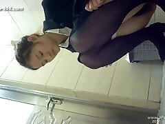 chinese chicks go to toilet.121