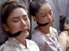 три тайские женщины расщепляются с кляпом во рту