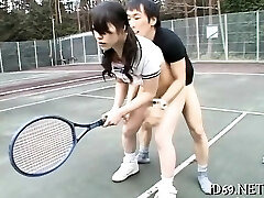 Симпатичная азиатская девушка раздвигает ножки и получает облапанная