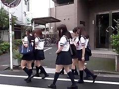 जापानी दुष्ट स्कूली लड़कियां बुत में पागल
