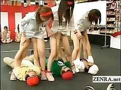 日本雇员玩奇怪奇怪的小组口头做爱游戏
