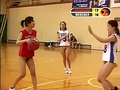 Les filles d'Asie de basket-ball et montrant seins nus
