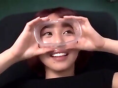 la ragazza giapponese riceve il trattamento con gli occhialini