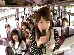 Сумасшедшие Азиатские девушки имеют горячие автобусные туры