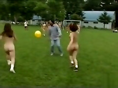 nagie azjatyckie dziewczyny grają w piłkę nożną z chłopakami
