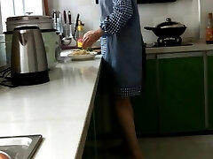 femme chinoise perverse fessée dans la cuisine