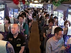 日本派对巴士狂欢与女孩他妈的陌生人