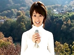 zawrotny japoński newsgirl pieprzy się z kolegami w pracy