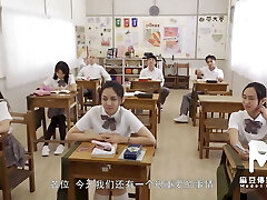 模型电视-可爱的亚洲青少年得到他妈的在教室里