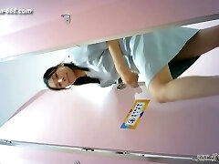 les filles chinoises vont aux toilettes.304