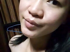 desnudo asiático masturbarse solo en casa